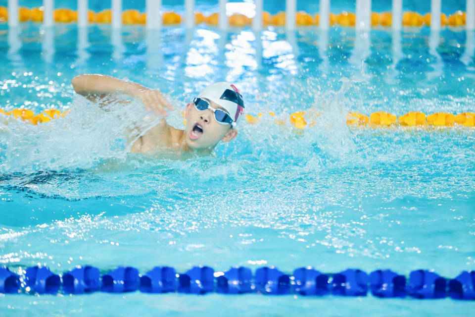 杭州有高中把軍訓(xùn)搬到了游泳池，第一名獎(jiǎng)品是潘展樂(lè)簽名照！:游泳池